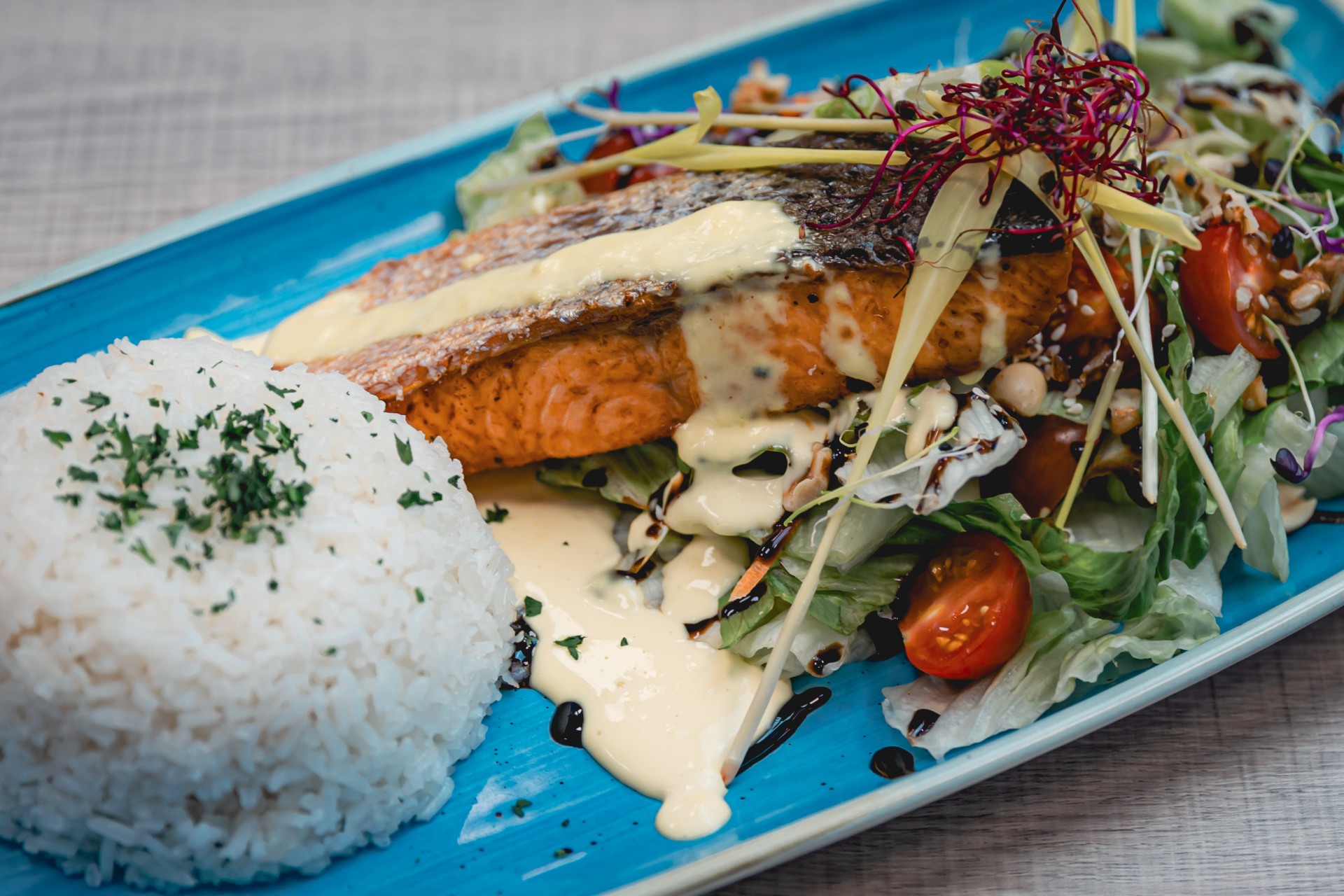Grillezett lazac steak jázmin rizzsel és friss salátával az A32-es Bisztróban
